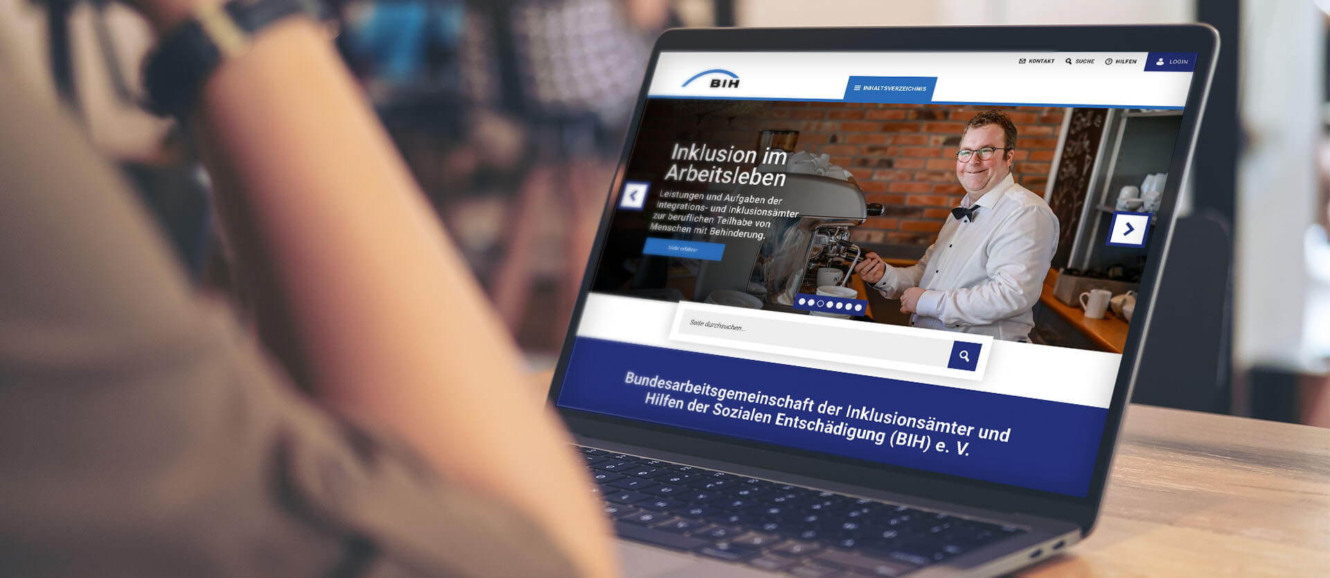 BIH-Jahresbericht 2021 Die Fotomontage zeigt ein aufgeklapptes Notebook. Darauf ist die Startseite von bih.de zu sehen. Vor dem Notebook sitzt eine Frau. Von ihr sieht man nur die Schulter und den angewinkelten Arm.