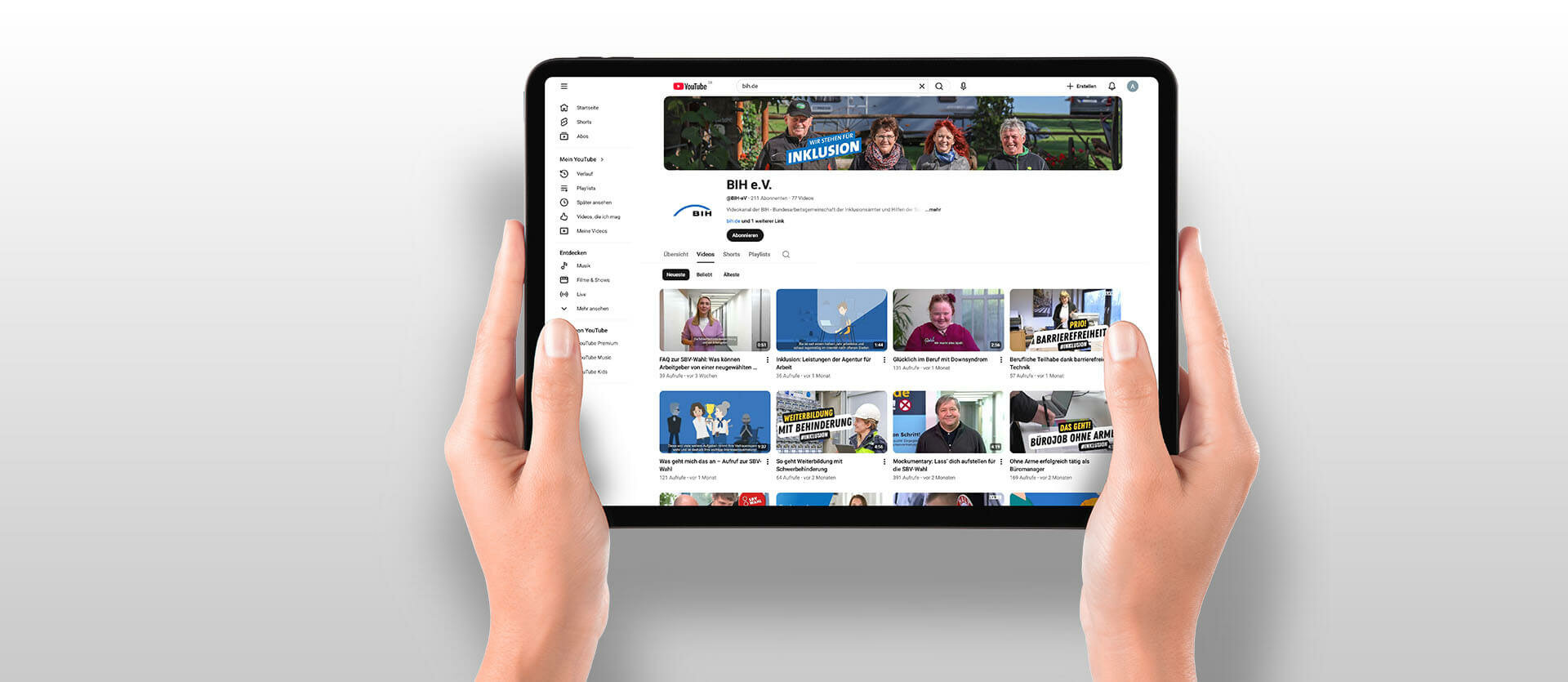 Die Fotomontage zeigt zwei Hände, die ein Tablet halten. Auf dem Display des Tablets ist die Startseite des YouTube-Kanals der BIH zu sehen.